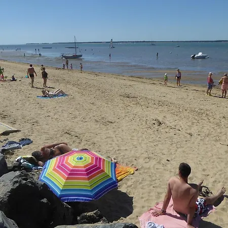 Les Bains Nyaraló